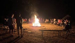 Jugendliche in der Nacht um ein Lagerfeuer