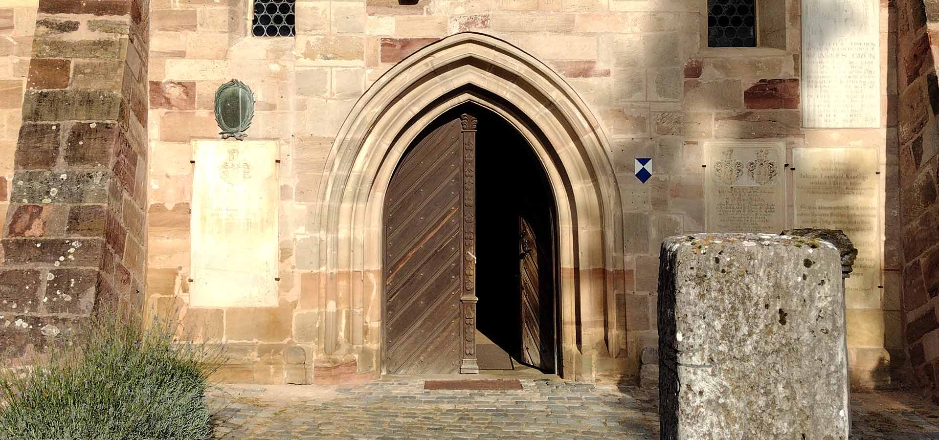 Offene Tür der Laurentiuskirche Roßtal